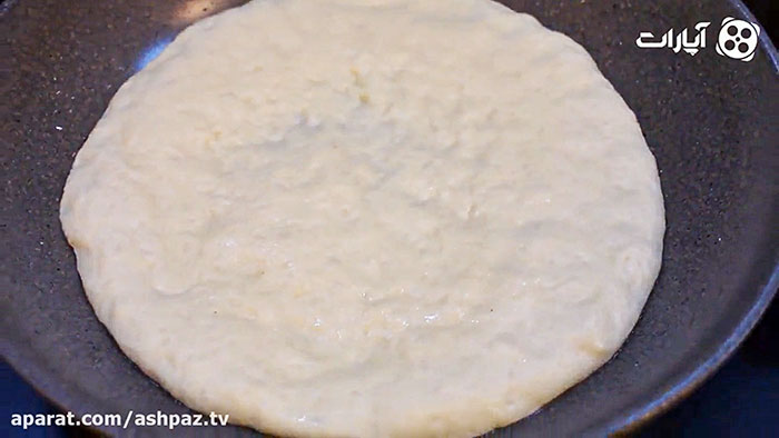 پهن کردن خمیر پیتزا پپرونی در تابه