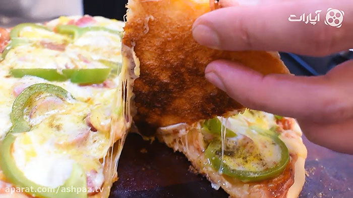 طلایی شدن سطح زیرین پیتزا پپرونی